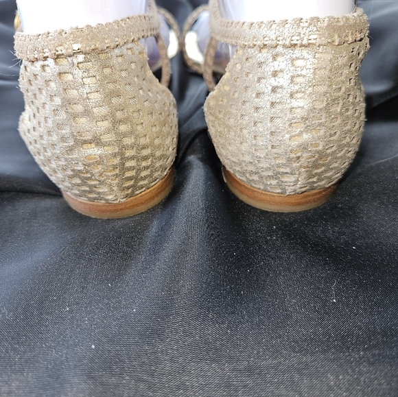 Chanel Camellia Thong Sandals Size 11 - Picture 3 of 11